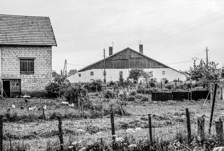 Ferme cadastrée 1975 F1 84-86, datée des 18e et 19e siècles : façade antérieure. © Gilbert Poinsot / Région Bourgogne-Franche-Comté, Inventaire du patrimoine - 1975