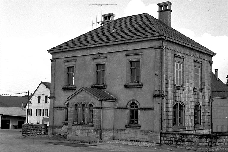 Vue de trois quarts droit. © Gilbert Poinsot / Région Bourgogne-Franche-Comté, Inventaire du patrimoine - 1975