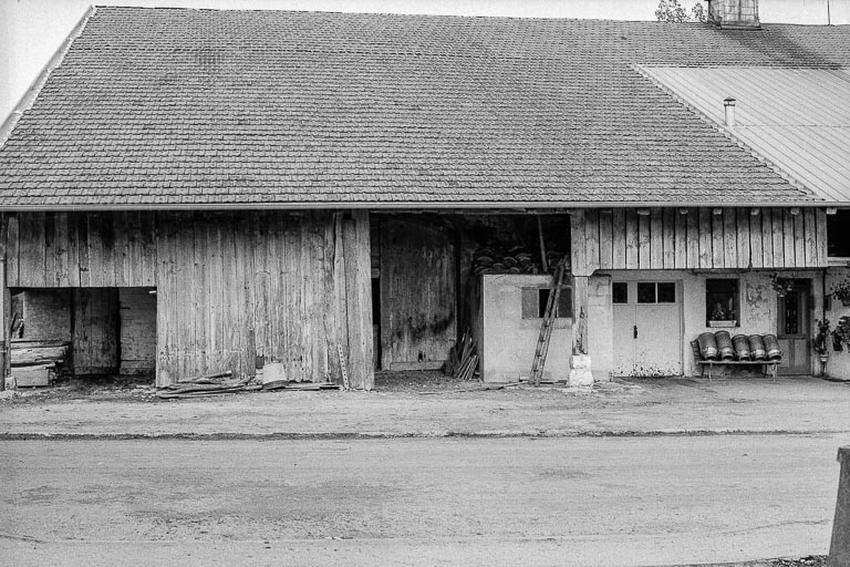 Ferme datée de 1750, cadastrée 1938 F 56 : façade sur rue. © Gilbert Poinsot / Région Bourgogne-Franche-Comté, Inventaire du patrimoine - 1975