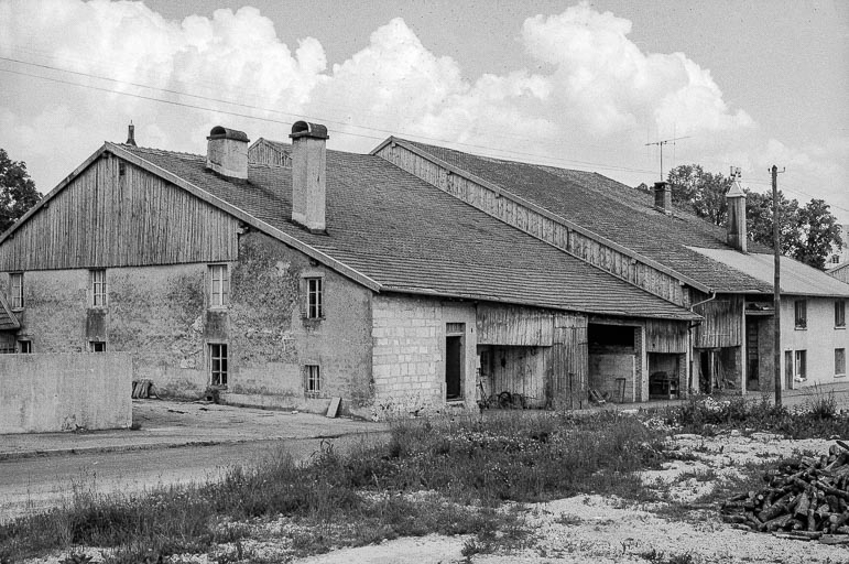 Ferme datée de 1796 et 1828, cadastrée 1938 F 47 bis : vue d'ensemble de trois quarts gauche. © Gilbert Poinsot / Région Bourgogne-Franche-Comté, Inventaire du patrimoine - 1975