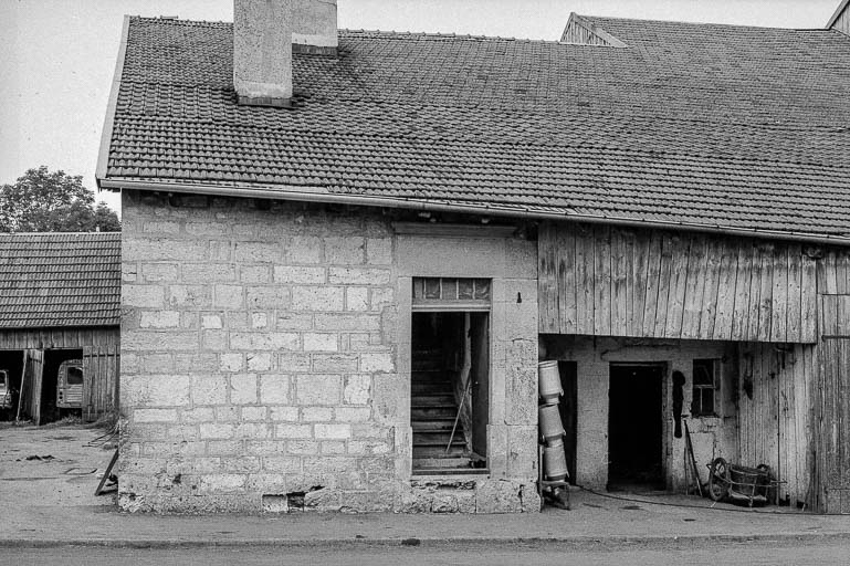 Ferme datée de 1796 et 1828, cadastrée 1938 F 47 bis : partie droite de la façade sur rue. © Gilbert Poinsot / Région Bourgogne-Franche-Comté, Inventaire du patrimoine - 1975