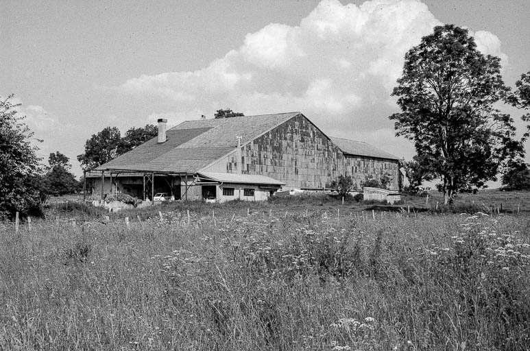 Façade latérale. © Gilbert Poinsot / Région Bourgogne-Franche-Comté, Inventaire du patrimoine - 1975