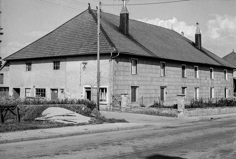 Ferme double datée de 1885, cadastrée 1938 F 140-145 : façades antérieure et latérale gauche. © Gilbert Poinsot / Région Bourgogne-Franche-Comté, Inventaire du patrimoine - 1975