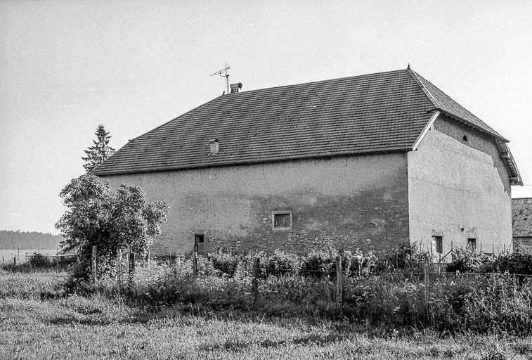 Ferme datée de 1886, cadastrée 1938 F 168 : façades postérieure et latérale gauche. © Gilbert Poinsot / Région Bourgogne-Franche-Comté, Inventaire du patrimoine - 1975