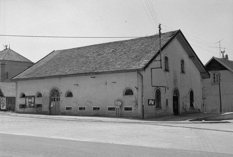 Vue de trois quarts droite. © Gilbert Poinsot / Région Bourgogne-Franche-Comté, Inventaire du patrimoine - 1975