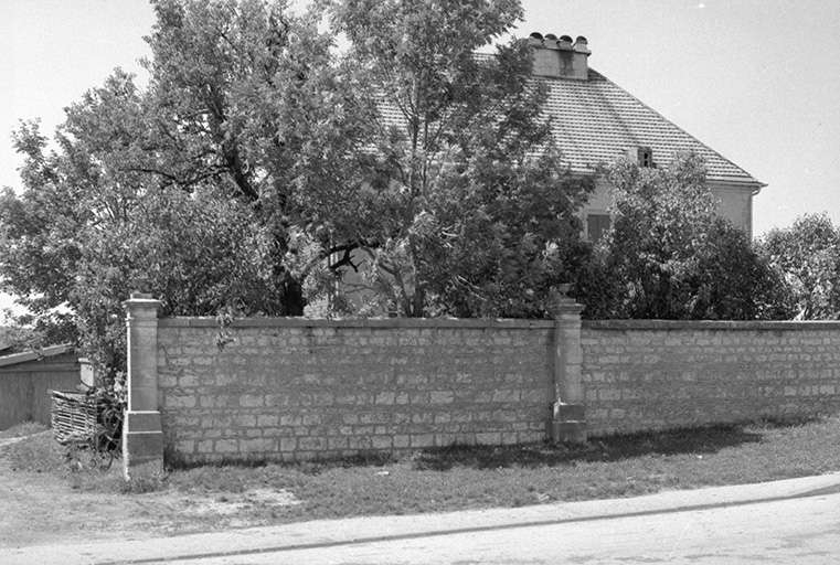 Mur d'enclos. © Gilbert Poinsot / Région Bourgogne-Franche-Comté, Inventaire du patrimoine - 1975