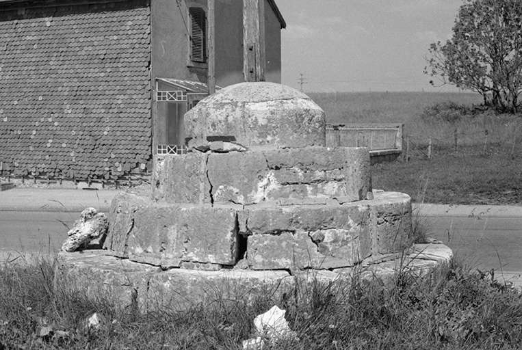 Détail du socle. © Gilbert Poinsot / Région Bourgogne-Franche-Comté, Inventaire du patrimoine - 1975