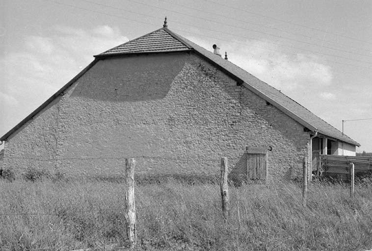 Ferme cadastrée 1975 ZE 95 b, datée de 1879 : façade latérale gauche. © Gilbert Poinsot / Région Bourgogne-Franche-Comté, Inventaire du patrimoine - 1975