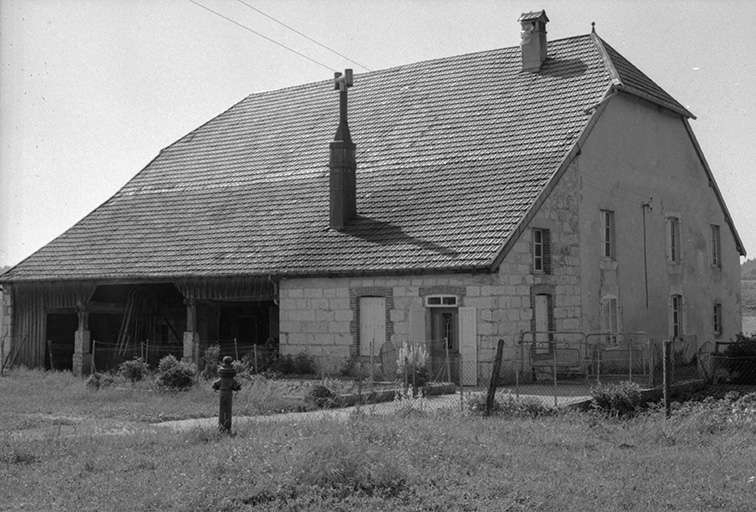 Ferme située rue de Cuvier, cadastrée 1975 ZE 2a, datée du 19e siècle : vue de trois quarts droit. © Gilbert Poinsot / Région Bourgogne-Franche-Comté, Inventaire du patrimoine - 1975