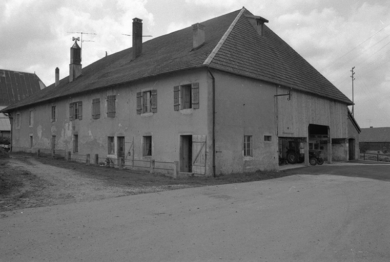 Ferme cadastrée 1934 C 126-127, située rue de la Chapelle, datée de 1748 : vue de trois quarts droit. © Gilbert Poinsot / Région Bourgogne-Franche-Comté, Inventaire du patrimoine - 1975