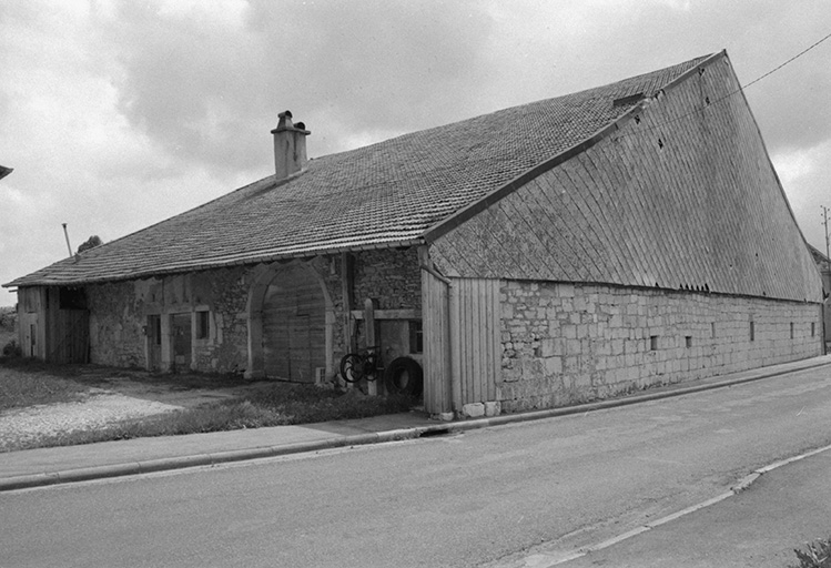 Ferme cadastrée 1934 C 106-107, datée de 1768 : façade latérale droite sur rue. © Gilbert Poinsot / Région Bourgogne-Franche-Comté, Inventaire du patrimoine - 1975