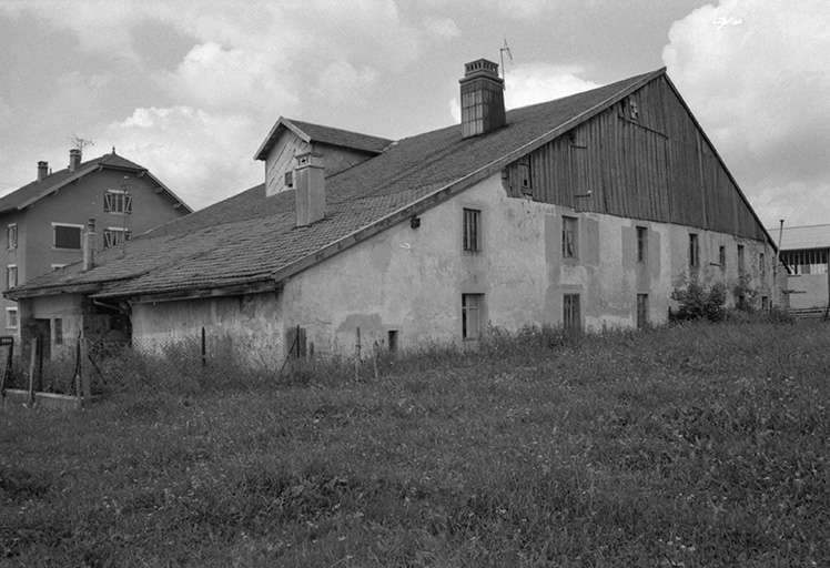 Ferme cadastrée 1934 C 106-107, datée de 1768 : façade latérale gauche. © Gilbert Poinsot / Région Bourgogne-Franche-Comté, Inventaire du patrimoine - 1975