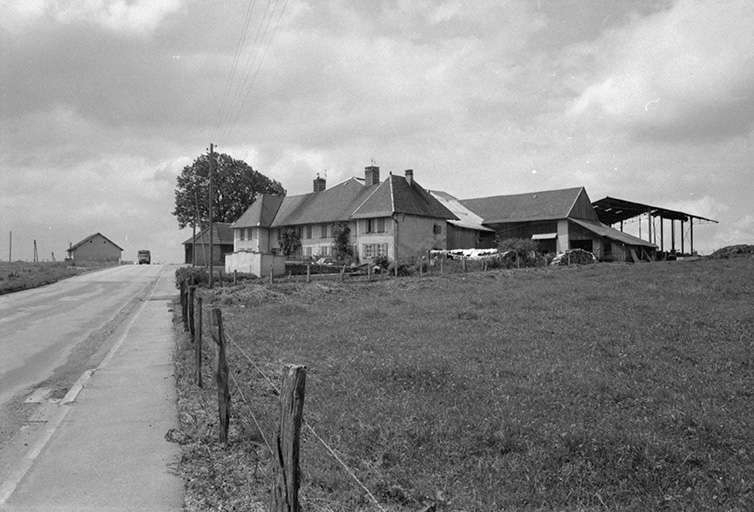 Ferme située 1 Grande Rue : vue d'ensemble. © Gilbert Poinsot / Région Bourgogne-Franche-Comté, Inventaire du patrimoine - 1975
