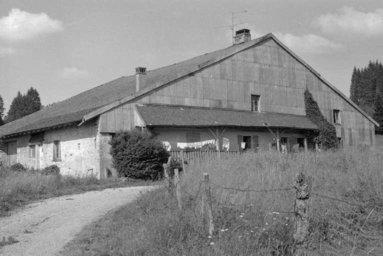 Façades antérieure et latérale gauche. © Gilbert Poinsot / Région Bourgogne-Franche-Comté, Inventaire du patrimoine - 1975