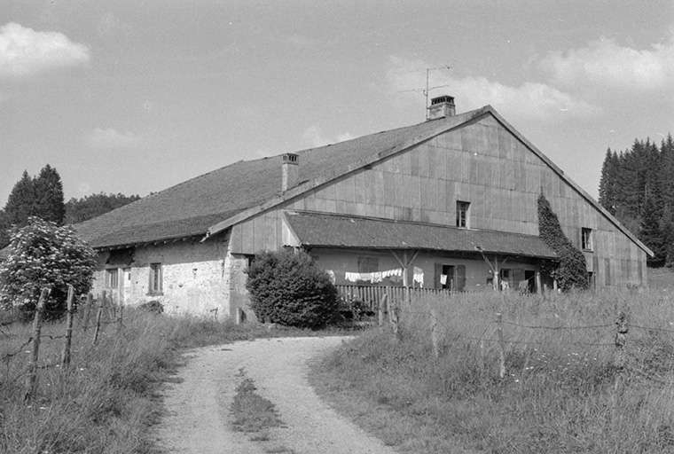 Façades antérieure et latérale gauche. © Gilbert Poinsot / Région Bourgogne-Franche-Comté, Inventaire du patrimoine - 1975