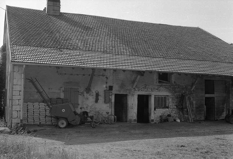 Façade latérale droite. © Gilbert Poinsot / Région Bourgogne-Franche-Comté, Inventaire du patrimoine - 1975