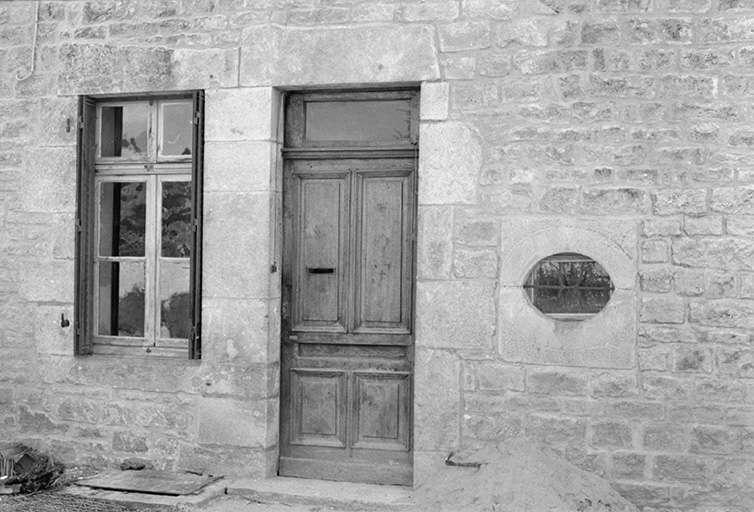 Porte d'entrée, fenêtre de la cuisine, oculus éclairant l'évier. © Gilbert Poinsot / Région Bourgogne-Franche-Comté, Inventaire du patrimoine - 1975