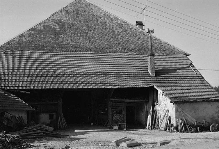 Façade latérale gauche. © Gilbert Poinsot / Région Bourgogne-Franche-Comté, Inventaire du patrimoine - 1975