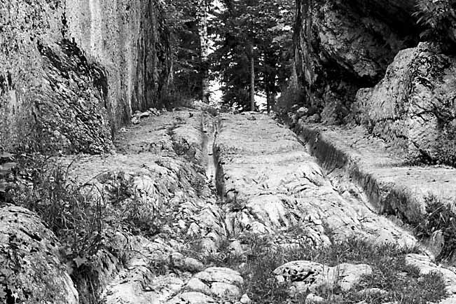 Passage taillé dans le rocher. © Gilbert Poinsot / Région Bourgogne-Franche-Comté, Inventaire du patrimoine - 1975
