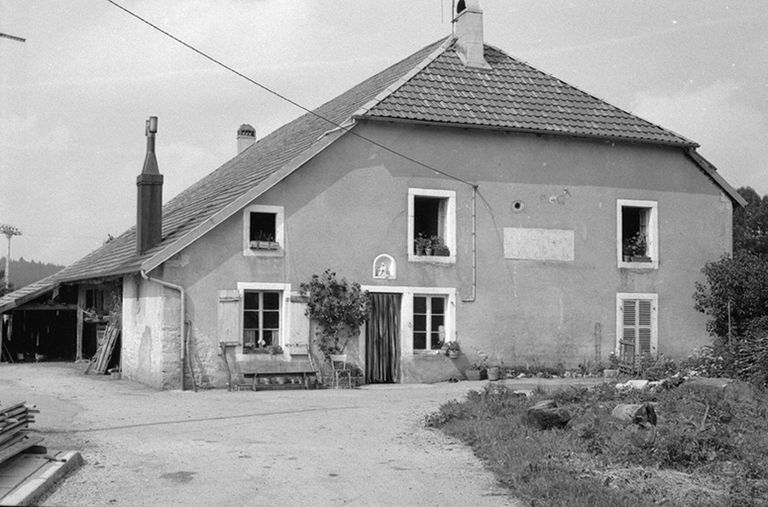 Façade antérieure. © Gilbert Poinsot / Région Bourgogne-Franche-Comté, Inventaire du patrimoine - 1975