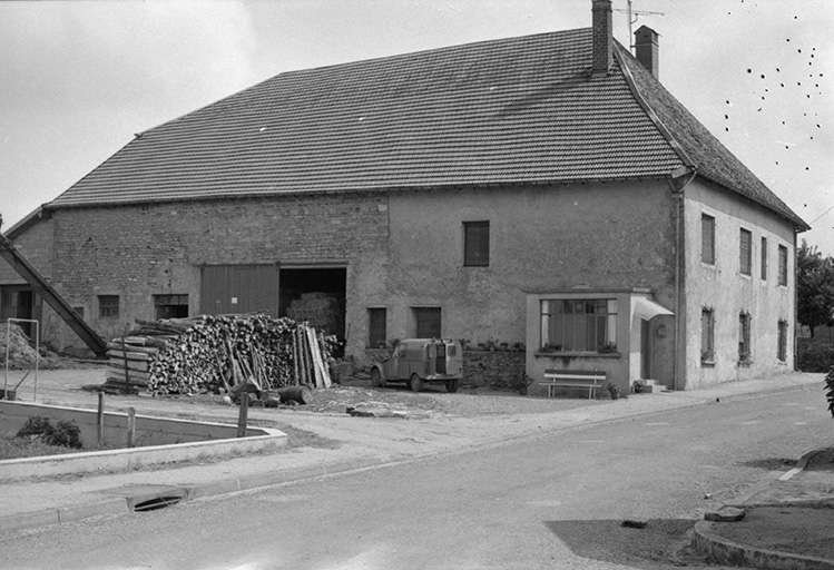 Façade antérieure et façade sur rue. © Gilbert Poinsot / Région Bourgogne-Franche-Comté, Inventaire du patrimoine - 1975