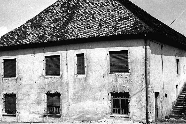 Façade sur rue et façade postérieure. © Gilbert Poinsot / Région Bourgogne-Franche-Comté, Inventaire du patrimoine - 1975
