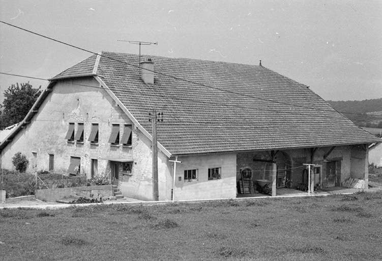 Ferme située route de Villeneuve, cadastrée 1961 AB 64 : façades antérieure et latérale droite. © Gilbert Poinsot / Région Bourgogne-Franche-Comté, Inventaire du patrimoine - 1975