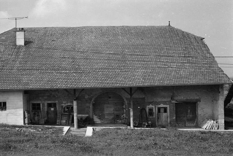 Ferme située route de Villeneuve, cadastrée 1961 AB 64 : façade latérale droite. © Gilbert Poinsot / Région Bourgogne-Franche-Comté, Inventaire du patrimoine - 1975