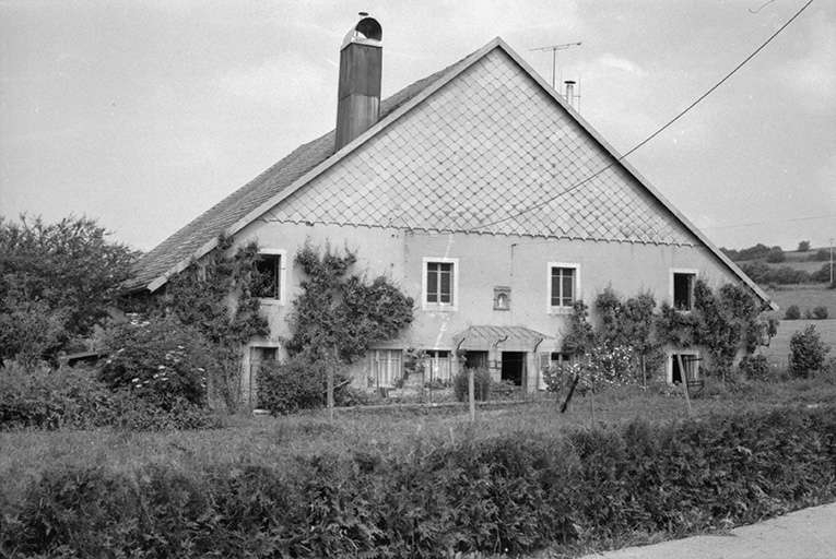 Ferme située route de Villeneuve, cadastrée 1961 AB 14-15 : façade antérieure.  La ferme a brûlé après 1975. © Gilbert Poinsot / Région Bourgogne-Franche-Comté, Inventaire du patrimoine - 1975