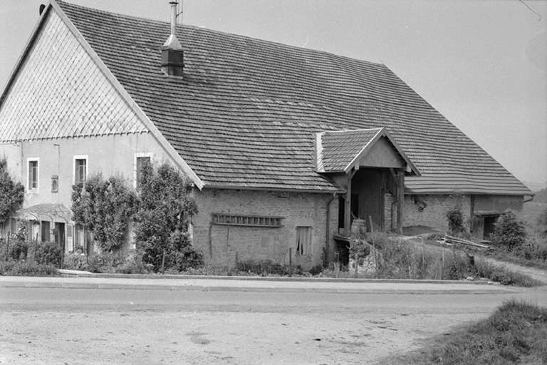 Ferme située route de Villeneuve, cadastrée 1961 AB 14-15 : façades antérieure et latérale droite. La ferme a brûlé après 1975. © Gilbert Poinsot / Région Bourgogne-Franche-Comté, Inventaire du patrimoine - 1975