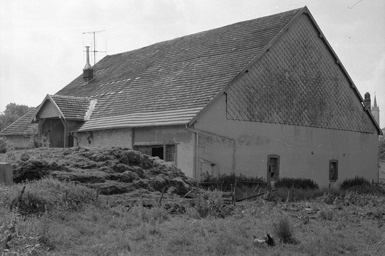 Ferme située route de Villeneuve, cadastrée 1961 AB 14-15 : façades postérieure et latérale droite. La ferme a brûlé après 1975. © Gilbert Poinsot / Région Bourgogne-Franche-Comté, Inventaire du patrimoine - 1975