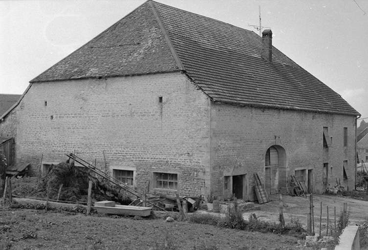 Ferme située 15 rue Anatole Maillard : pignon et face latérale postérieure. La ferme a brûlé dans les années 1980 ; une maison neuve a été construite sur son emplacement. © Gilbert Poinsot / Région Bourgogne-Franche-Comté, Inventaire du patrimoine - 1975