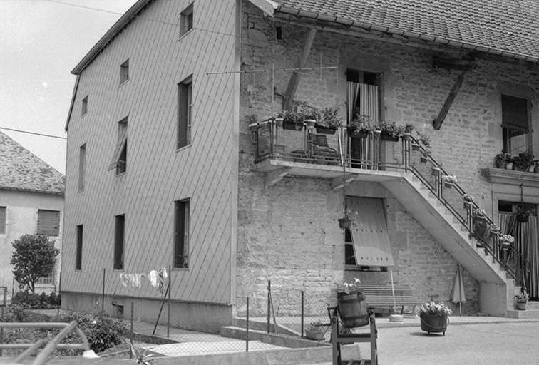 Ferme située 15 rue Anatole Maillard : façade antérieure. La ferme a brûlé dans les années 1980 ; une maison neuve a été construite sur son emplacement. © Gilbert Poinsot / Région Bourgogne-Franche-Comté, Inventaire du patrimoine - 1975