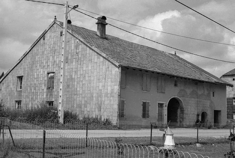 Ferme datée de 1859, située 40 avenue des Turquoises : façades antérieure et latérale gauche. © Gilbert Poinsot / Région Bourgogne-Franche-Comté, Inventaire du patrimoine - 1975