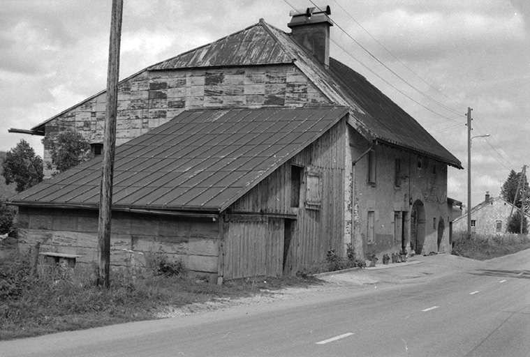 Vue de trois quarts gauche. © Gilbert Poinsot / Région Bourgogne-Franche-Comté, Inventaire du patrimoine - 1975