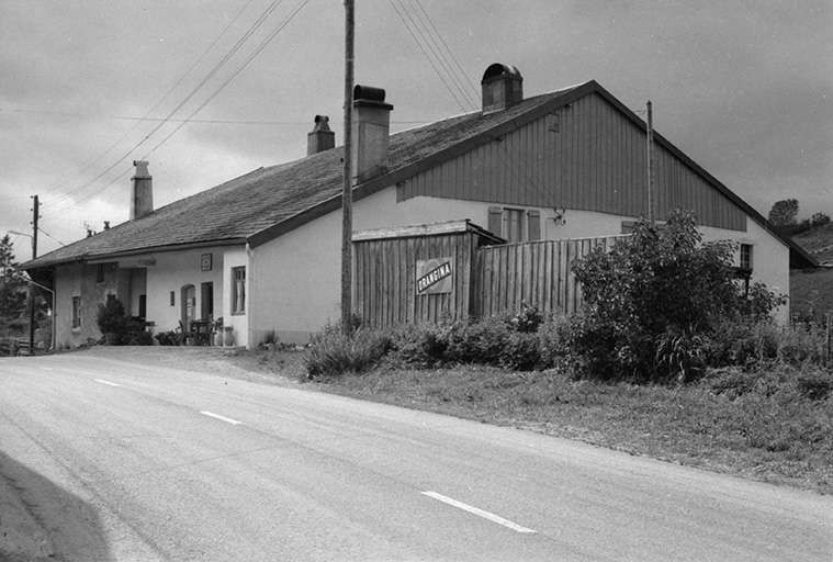 Ferme datée de 1774, située 34 avenue des Turquoises : façade antérieure et pignon droit. © Gilbert Poinsot / Région Bourgogne-Franche-Comté, Inventaire du patrimoine - 1975