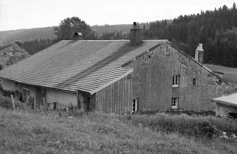 Ferme datée de 1774, située 34 avenue des Turquoises : façade postérieure et pignon gauche. © Gilbert Poinsot / Région Bourgogne-Franche-Comté, Inventaire du patrimoine - 1975