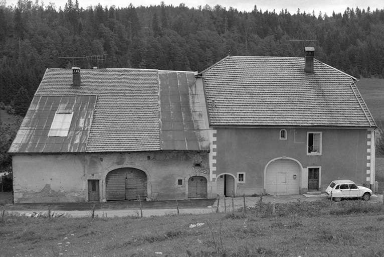 Fermes datées de 1880 et 1706, situées 15 et 15 bis avenue des Turquoises : façades antérieures. © Gilbert Poinsot / Région Bourgogne-Franche-Comté, Inventaire du patrimoine - 1975