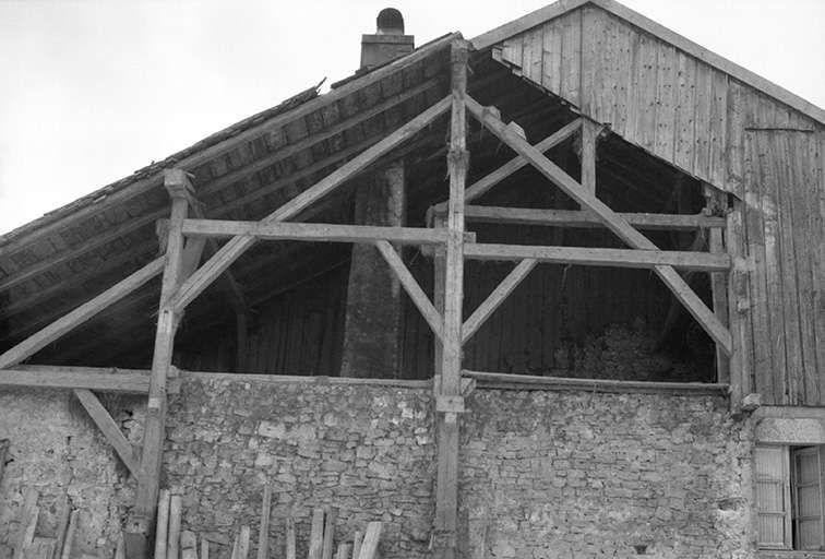 Ferme datée de 1786 située Grande Rue, cadastrée 1972 AB 30 :  façade latérale gauche. © Gilbert Poinsot / Région Bourgogne-Franche-Comté, Inventaire du patrimoine - 1975