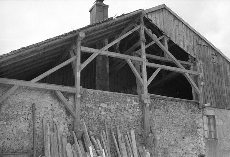 Ferme datée de 1786 située Grande Rue, cadastrée 1972 AB 30 :  façade latérale gauche. © Gilbert Poinsot / Région Bourgogne-Franche-Comté, Inventaire du patrimoine - 1975