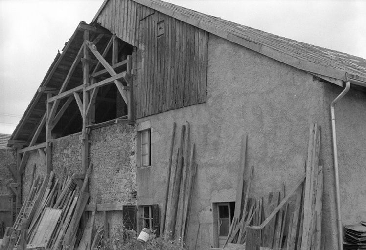 Ferme datée de 1786 située Grande Rue, cadastrée 1972 AB 30 :  façade latérale gauche. © Gilbert Poinsot / Région Bourgogne-Franche-Comté, Inventaire du patrimoine - 1975
