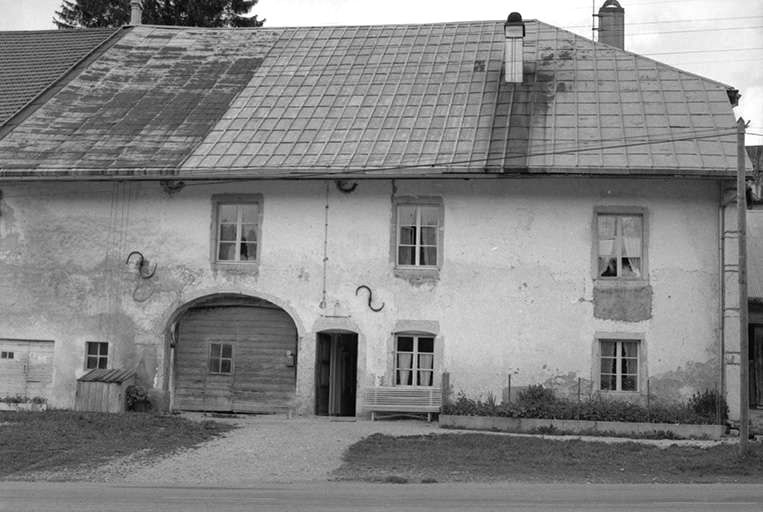 Ferme  datée de 1754, située Grande Rue, cadastrée 1972 AB 18 : façade antérieure. © Gilbert Poinsot / Région Bourgogne-Franche-Comté, Inventaire du patrimoine - 1975