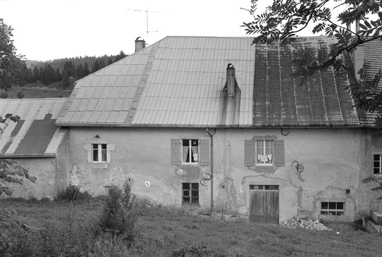 Ferme  datée de 1754, située Grande Rue, cadastrée 1972 AB 18 : façade postérieure. © Gilbert Poinsot / Région Bourgogne-Franche-Comté, Inventaire du patrimoine - 1975