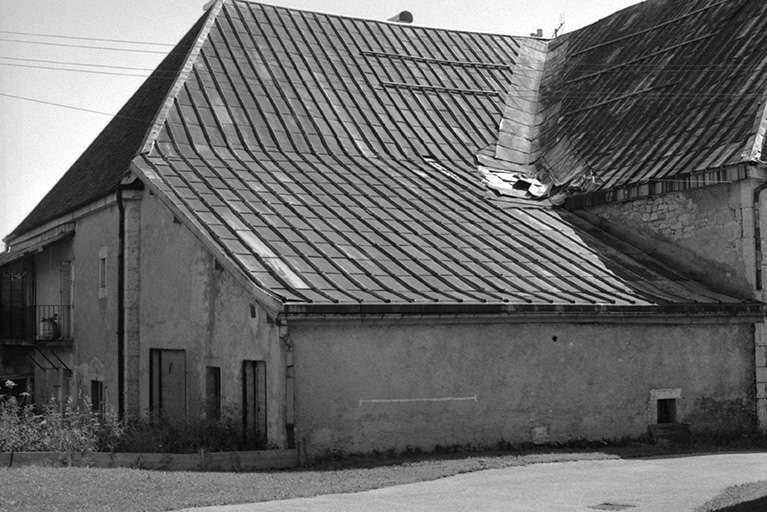 Façades postérieure et latérale droite. © Gilbert Poinsot / Région Bourgogne-Franche-Comté, Inventaire du patrimoine - 1975