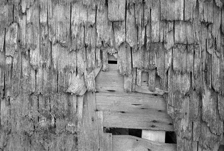 Ferme datée de 1870, située 5 rue de la Grande Fontaine : tavaillons sur le pignon gauche. © Gilbert Poinsot / Région Bourgogne-Franche-Comté, Inventaire du patrimoine - 1975