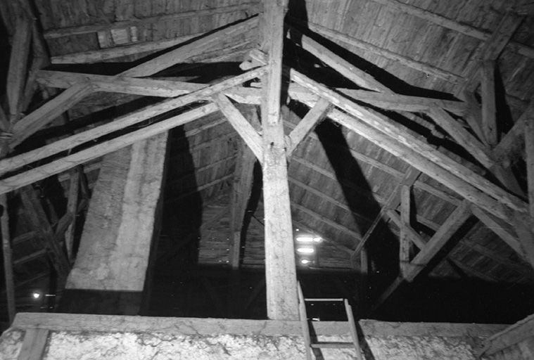 Intérieur : charpente et cheminée. © Gilbert Poinsot / Région Bourgogne-Franche-Comté, Inventaire du patrimoine - 1975