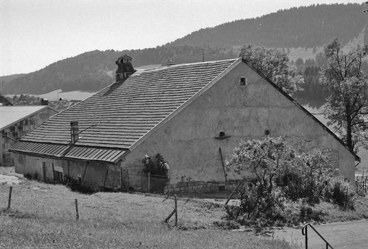 Façades postérieure et latérale gauche. © Gilbert Poinsot / Région Bourgogne-Franche-Comté, Inventaire du patrimoine - 1975