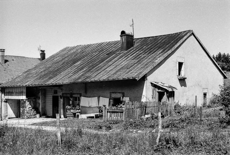 Ferme du 19e siècle, située au lieudit Le Lernier, cadastrée 1967 AB 123 : vue de trois quarts droit. © Gilbert Poinsot / Région Bourgogne-Franche-Comté, Inventaire du patrimoine - 1975