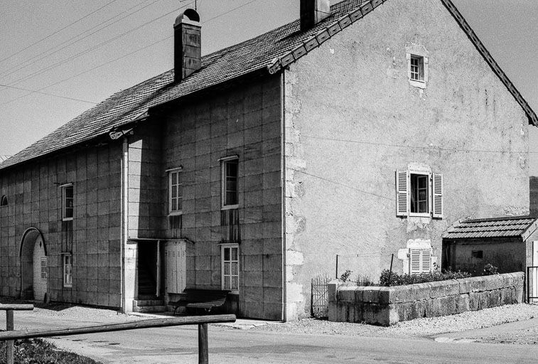 Ferme située 35 Grande Rue : façade antérieure et pignon droit. © Gilbert Poinsot / Région Bourgogne-Franche-Comté, Inventaire du patrimoine - 1975