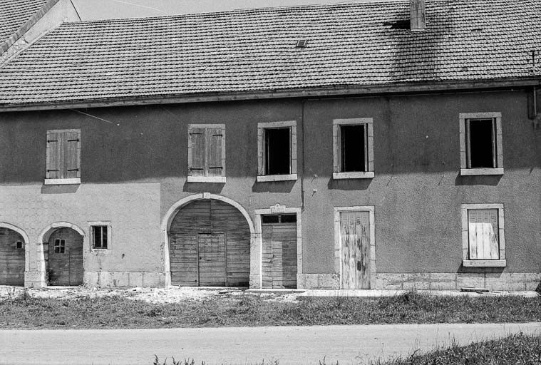 Ferme datée de 1875, située 9 Grande Rue : façade antérieure. © Gilbert Poinsot / Région Bourgogne-Franche-Comté, Inventaire du patrimoine - 1975